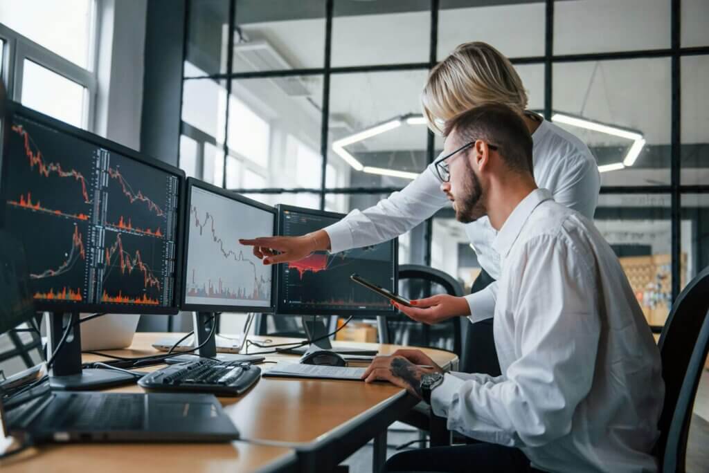 commodity-traders-at-desk-setting-risk-limits