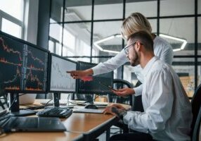 commodity-traders-at-desk-setting-risk-limits