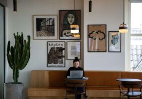 entrepreneurs-working-from-cafe